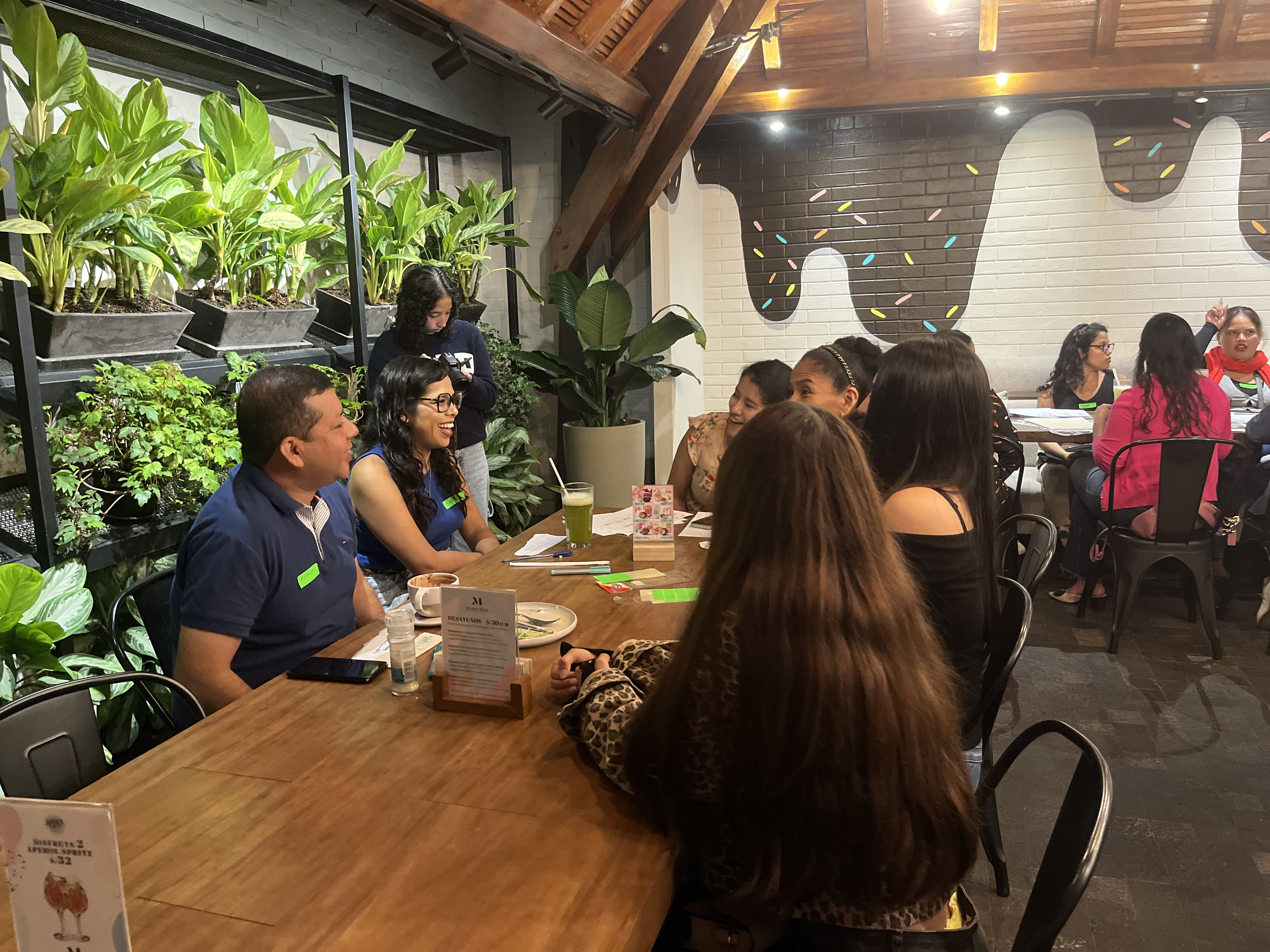 Reunión mensual presencial del Speaking Club en cafetería de Lima